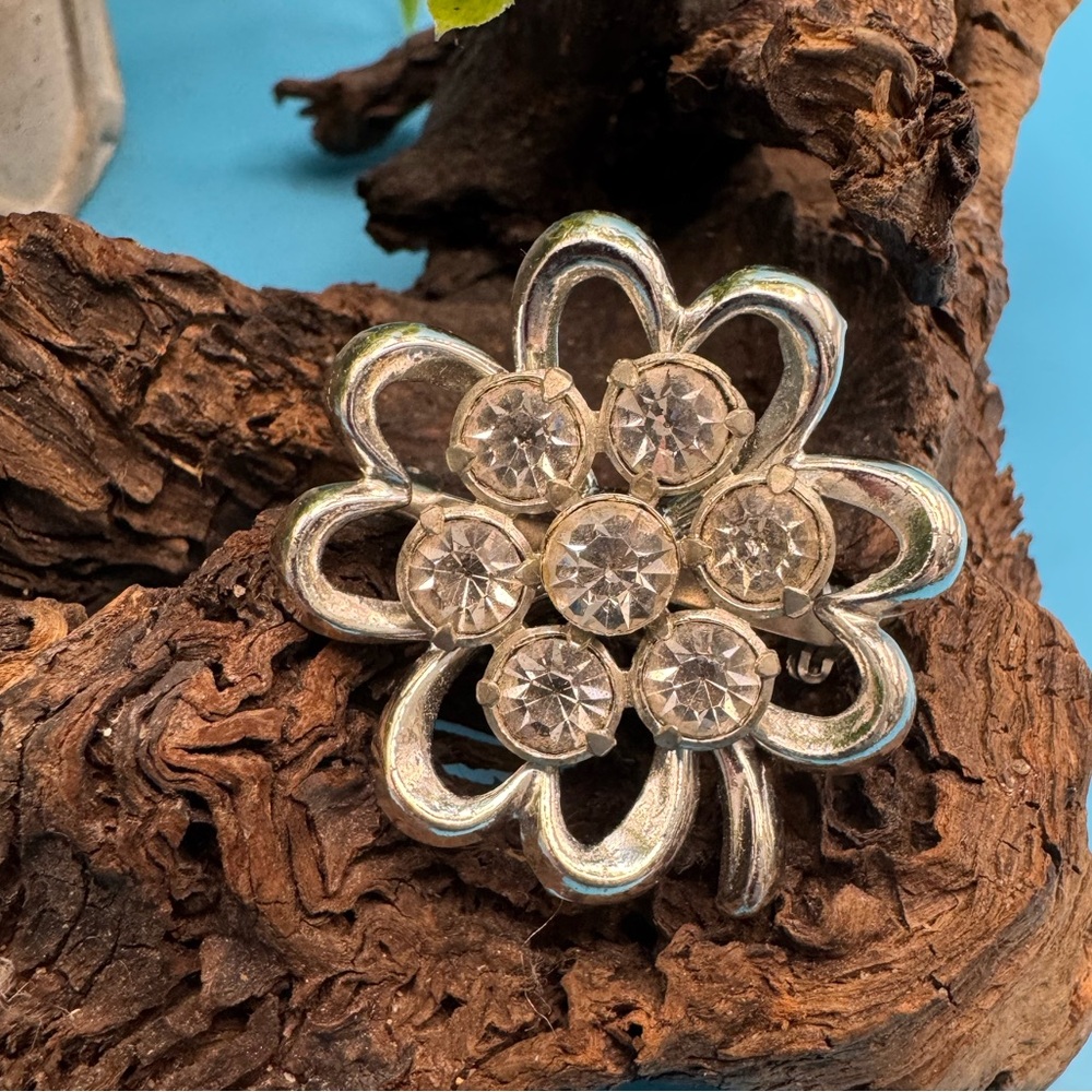 Vintage silver tone bling brooch, EUC. Bright glass stones w/ rear rivets.